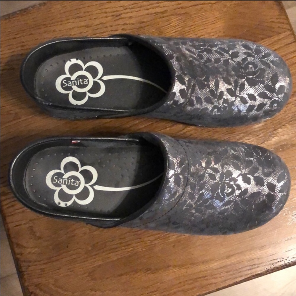 Black and silver floral sanitas